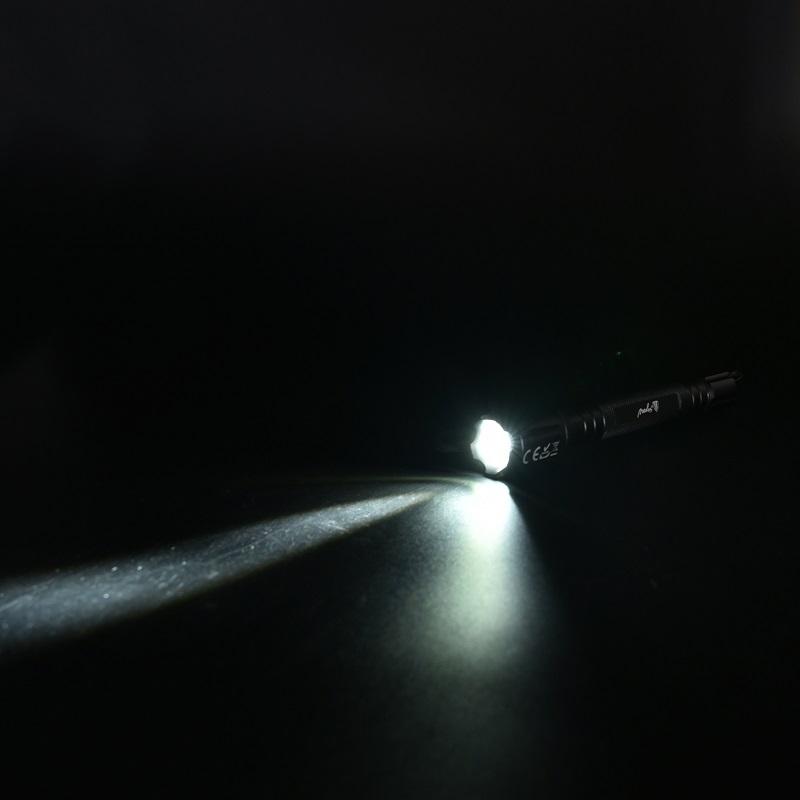 LED ruční svítilna - FL02